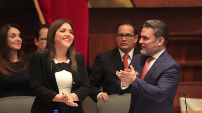 Vicuña jura como vicepresidenta de Ecuador ante el Parlamento