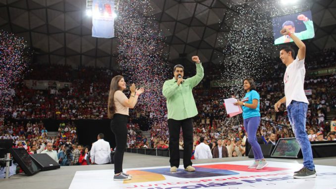 Maduro anuncia granjas de criptomonedas en universidades y colegios
