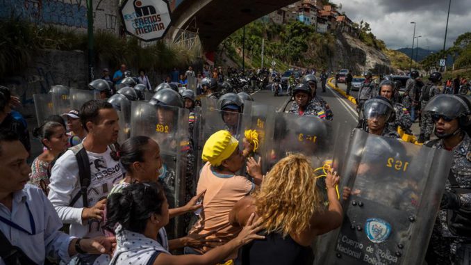 Continúan en Venezuela las protestas por falta de comida y otras carencias