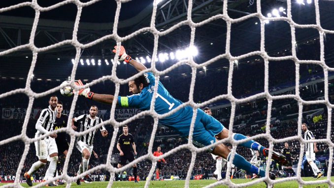 Buffon volando.