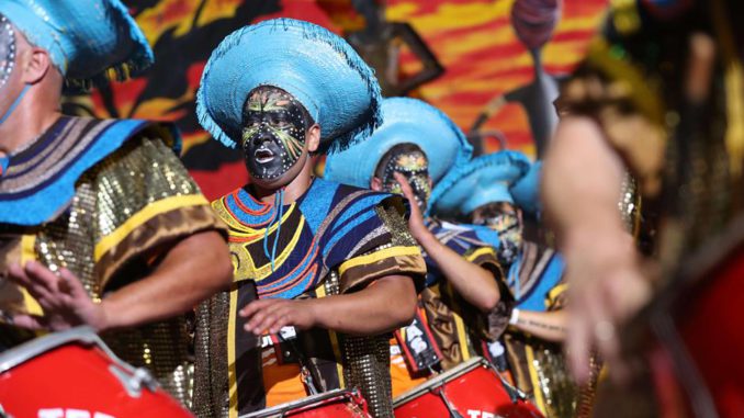 Miles celebran la fiesta culmen del carnaval uruguayo, el desfile de Llamadas