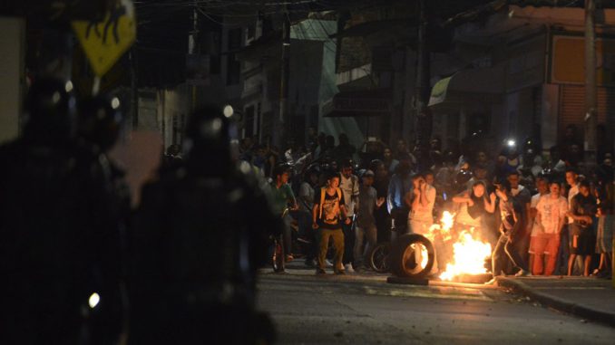 Con huevos, piedras y tomates agreden a "Timochenko" en suroeste de Colombia