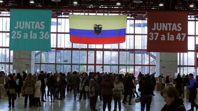 Ecuatorianos votan desde España en una consulta popular