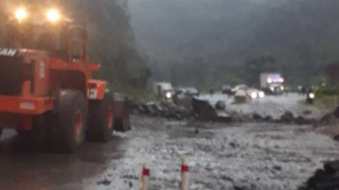 Derrumbe bloquea Alóag-Sto. Domingo nuevamente