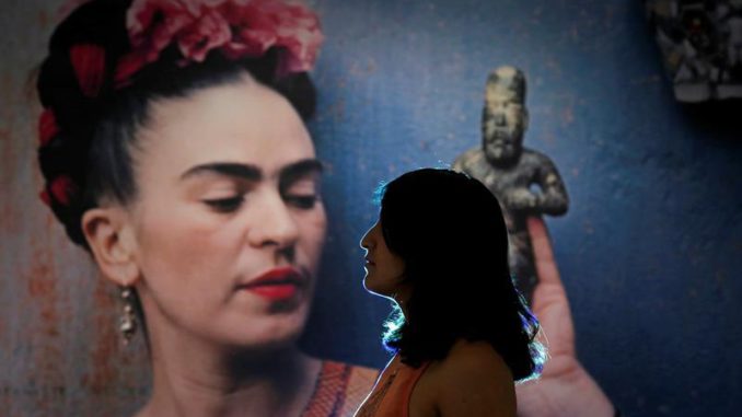 Frida grande con mujer que la mira