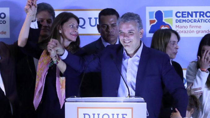 Uribista Iván Duque promete mantener a Colombia a salvo del populismo