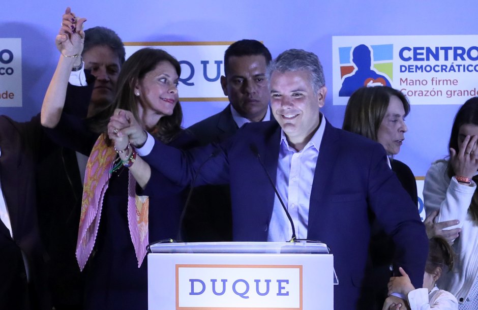 Uribista Iván Duque promete mantener a Colombia a salvo del populismo