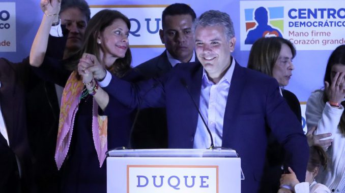 Uribista Iván Duque promete mantener a Colombia a salvo del populismo