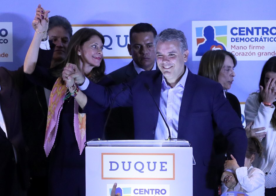Uribista Iván Duque promete mantener a Colombia a salvo del populismo