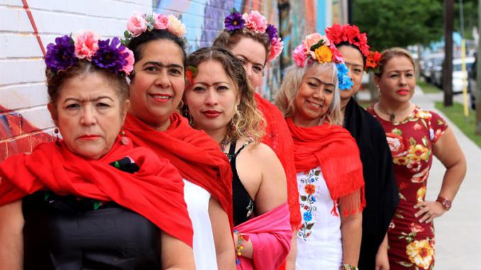 Frida mujeres disfrazadas de ella