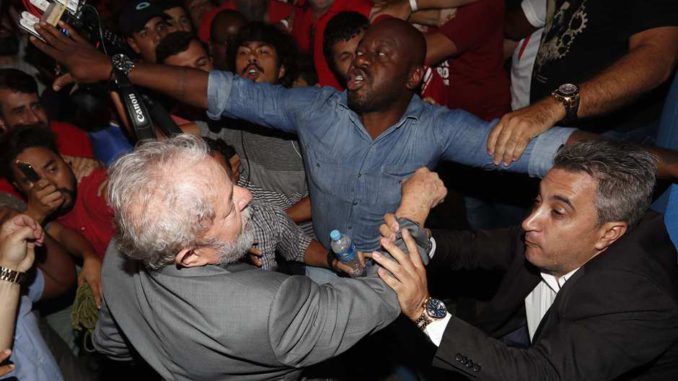 Lula abandona sede del sindicato metalúrgico para entregarse a la Policía