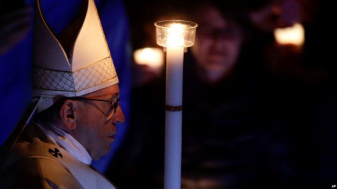 Papa prende luz de Cristo vigilia pascual 2018