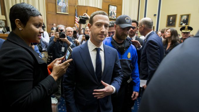 Zuckerberg reconoce que Cambridge Analytica accedió a sus datos en Facebook