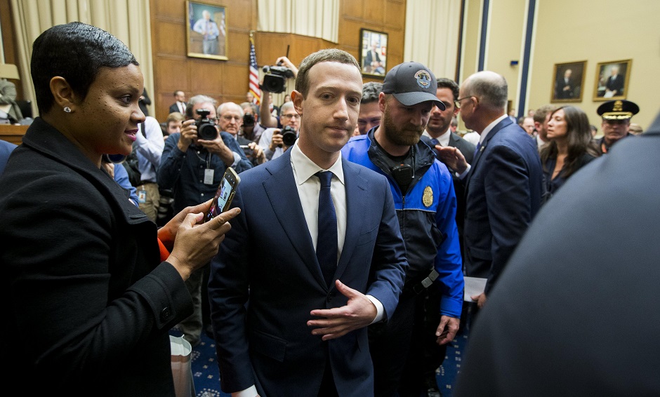 Zuckerberg reconoce que Cambridge Analytica accedió a sus datos en Facebook