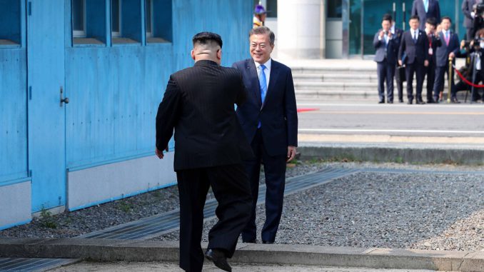 Moon Jae-in recibe a Kim Jong-un con una ceremonia de bienvenida en frontera