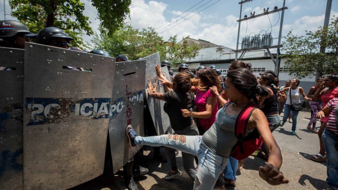 Cinco reclusos muertos y dos policías heridos en motín en centro de Venezuela