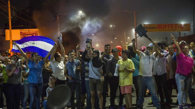 Nicaragüenses queman neumáticos en protesta por las reformas al seguro social