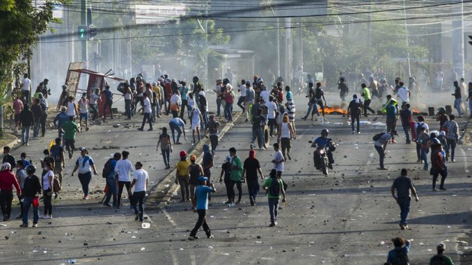 Dos muertos, decenas heridos y tiroteos en tercer día protestas en Nicaragua