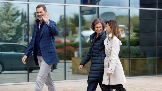 Los Reyes y doña Sofía llegan juntos al hospital para ver a don Juan Carlos