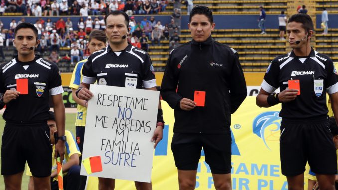 Terna arbitral manifiesta su inconformidad previo al partido El Nacional - Liga. Foto/API