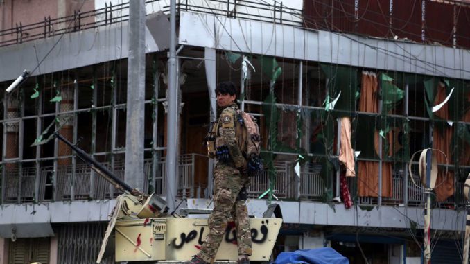 Al menos 9 muertos y 30 heridos en ataque a edificio del Gobierno afgano