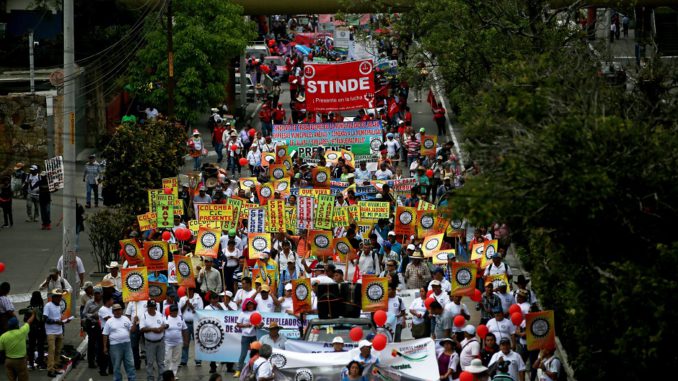 MILES DE TRABAJADORES PIDEN MEJORES SALARIOS Y CONDICIONES CON MARCHA EN GUATEMALA