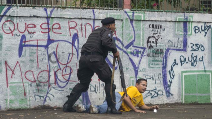 Manifestantes se enfrentan a policías en Managua