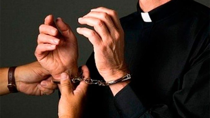 sacerdote carcel