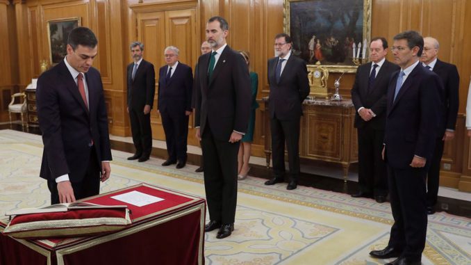 El nuevo presidente del Gobierno de España promete su cargo ante el rey