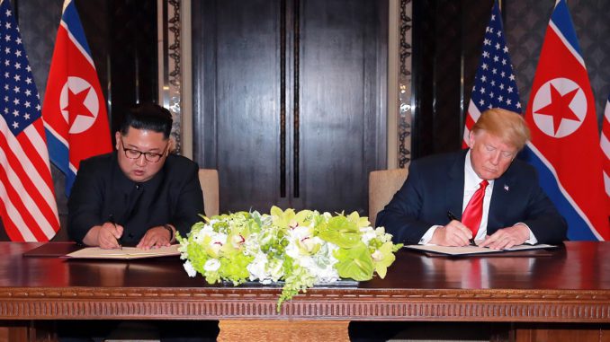 Trump trata a Kim como a un igual en una cumbre coreografiada