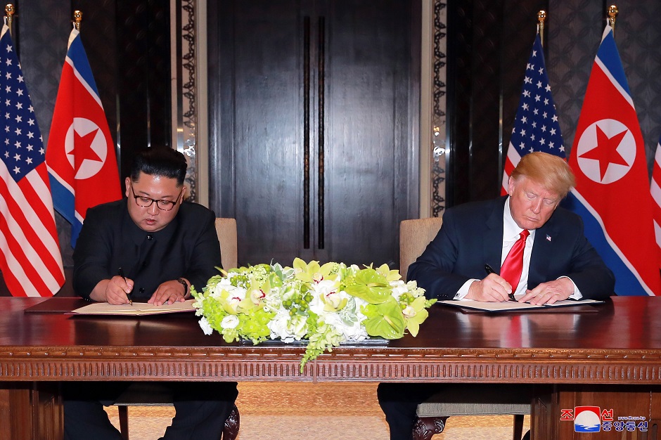 Trump trata a Kim como a un igual en una cumbre coreografiada
