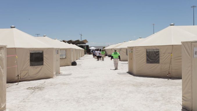 Campamento de detención para niños migrantes en Tornillo