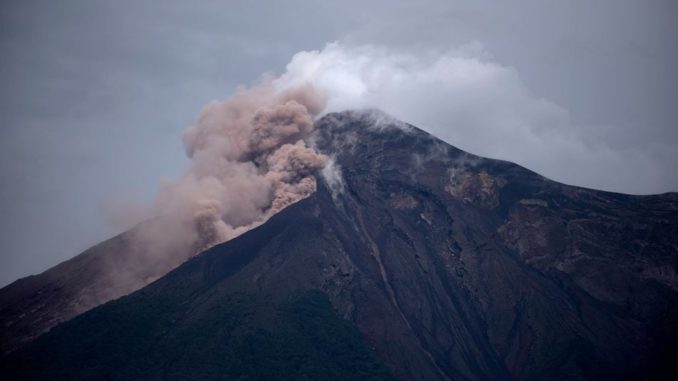 Cinco días después, el volcán de Fuego sigue activo en Guatemala