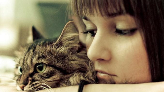 mujer y gato