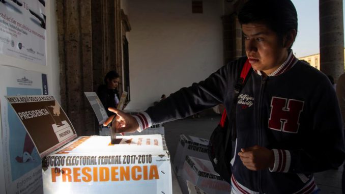 Miles de mesas electorales abren con retrasos de más de una hora en México