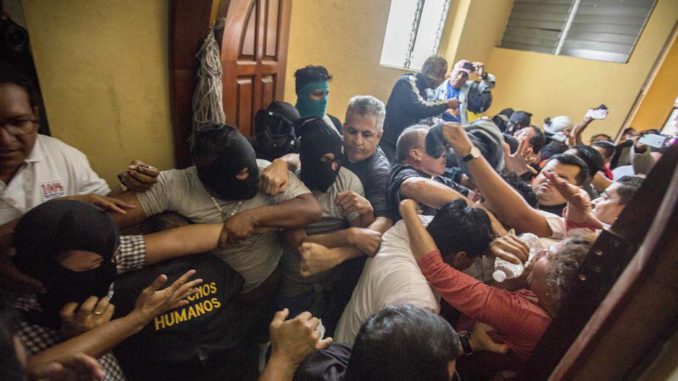Grupo de "parapolicías" irrumpe en iglesia y agrede a obispos de Nicaragua