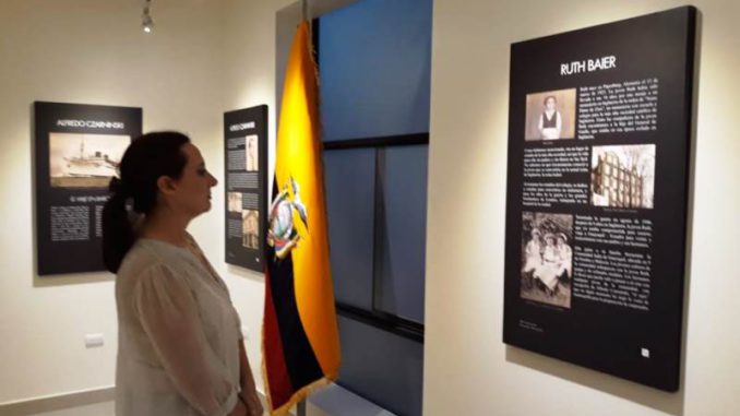 Jacquita viendo el museo