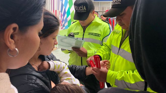 Ecuador usa brazaletes rojos para priorizar traslado a Perú de venezolanos