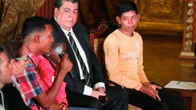 Venezolanos deben presentar pasaporte para ingresar en Ecuador, dice ministro