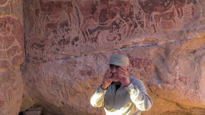 Taira, la Vía Láctea sobre las rocas del desierto de Atacama
