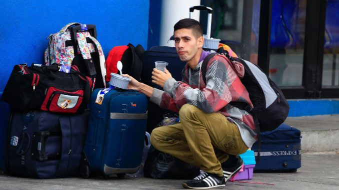 Venezolanos se concentran en puesto fronterizo de Ecuador con Perú