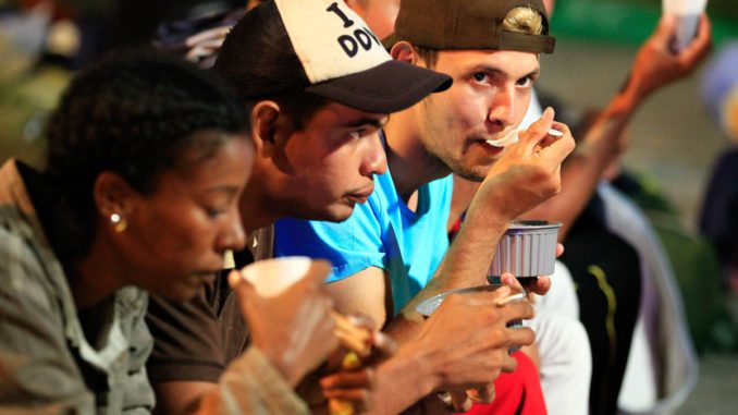 Llegan a Ecuador 24 autobuses con emigrantes venezolanos
