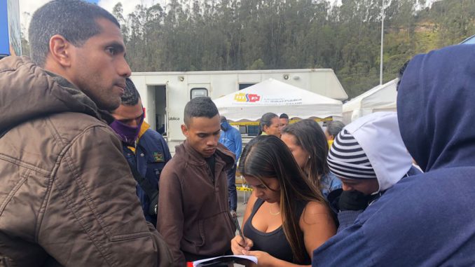Incertidumbre crece en venezolanos varados en la frontera norte de Ecuador