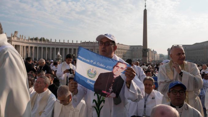 monseñor romero santo