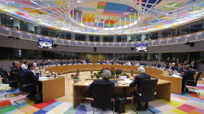 El sí de los Veintisiete abre carrera de May para lograr apoyo a su "brexit"