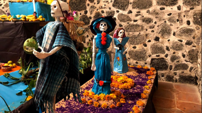 Vecinos de Mixquic se reencuentran con sus difuntos en Día de Muertos
