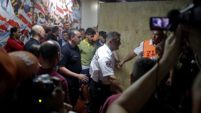 Directivos de River, Boca y la Conmebol discuten si se juega la final