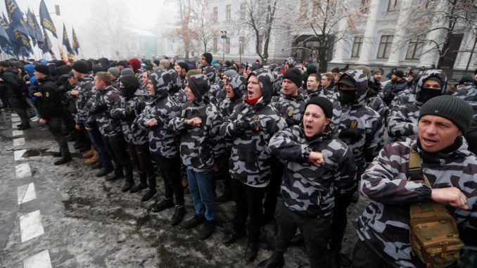 Nacionalistas ucranianos protestan tras la escalada naval con Rusia