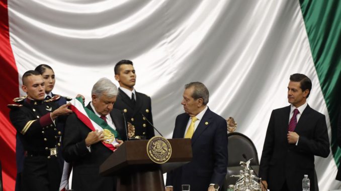 Andrés Manuel López Obrador asume la Presidencia de México