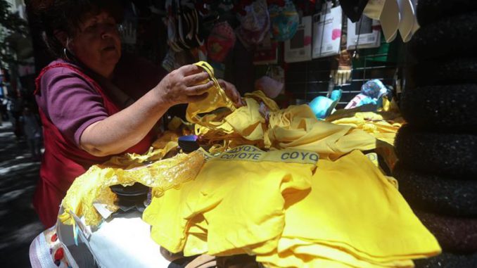 La ropa interior amarilla inunda las calles de Santiago por de año La República